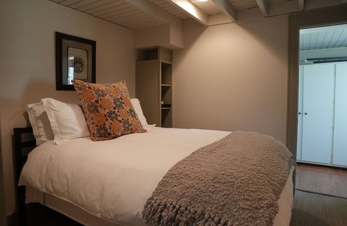 Hennig Heights House | Cozy Garden House on a 7-Acre Private Estate