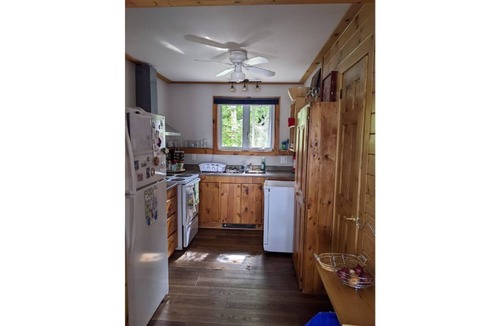 Quinte West Cottage | Cozy gem on the water!