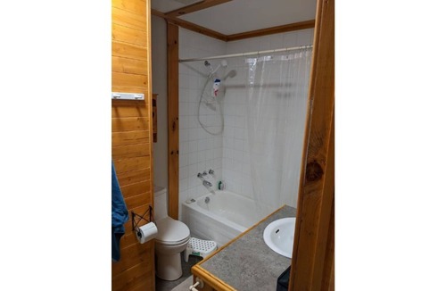 Quinte West Cottage | Cozy gem on the water!