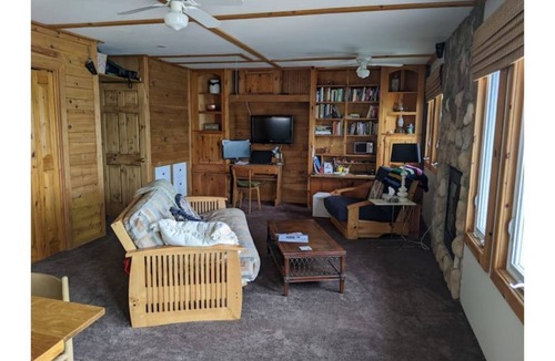 Quinte West Cottage | Cozy gem on the water!