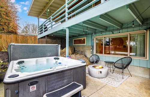 White Center House | Cozy Gem w/Shared Hot Tub & A/C