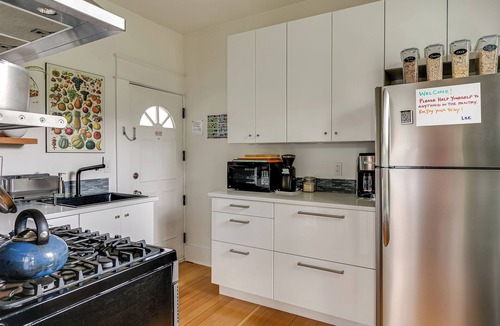 Georgetown Apartment | Cozy Georgetown Apartment