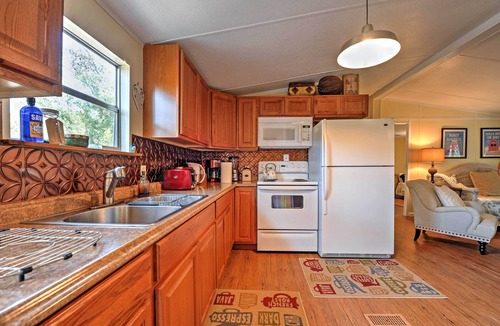 Midway Cottage | Cozy Georgia Abode - Screened-In Porch & Fire Pit!