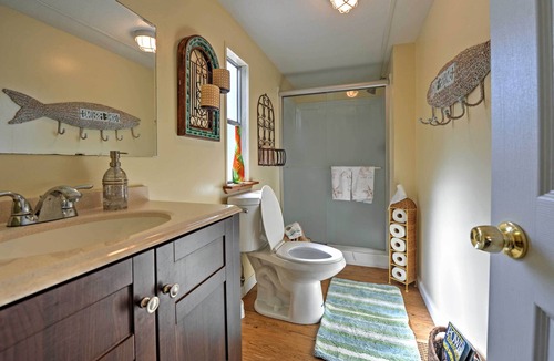 Midway Cottage | Cozy Georgia Abode - Screened-In Porch & Fire Pit!