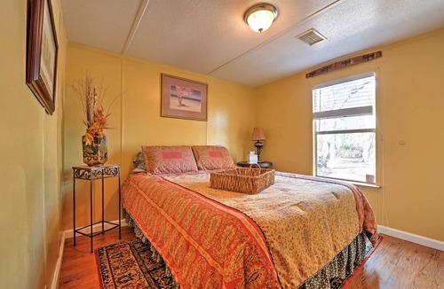 Midway Cottage | Cozy Georgia Abode - Screened-In Porch & Fire Pit!