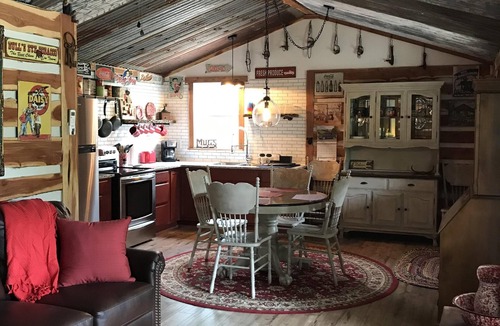 Grand Saline Cabin | Cozy get-away in the woods with private fishing pond