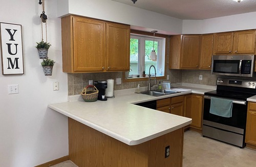 Mankato House | Cozy Getaway! 3-bedroom house in family friendly North Mankato neighborhood