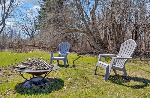 Athol Springs Apartment | Cozy Getaway 3 Min to Lake l WiFi Parking Laundry