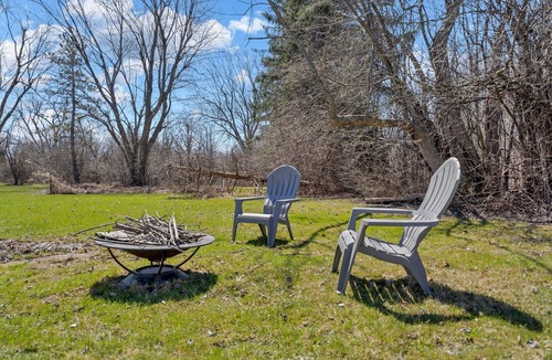 Athol Springs Apartment | Cozy Getaway 3 Min to Lake l WiFi Parking Laundry