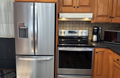 Twin Lakes House | Cozy Getaway by the Laken