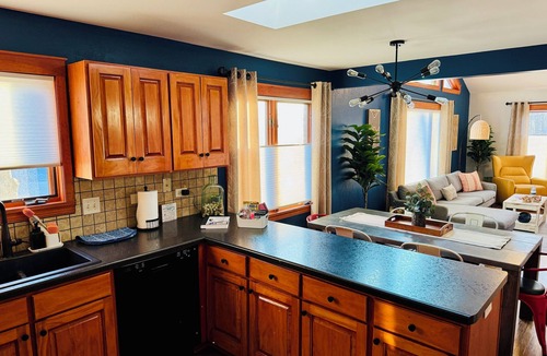 Twin Lakes House | Cozy Getaway by the Laken