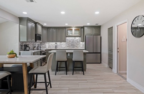 South Side House | Cozy Getaway Close to Beach