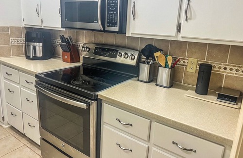 Van Buren House | Cozy getaway in the heart of town!