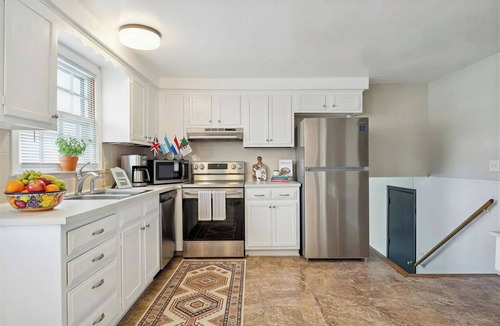 Lenexa House | Cozy Getaway - Stadium in 20 min, Highway & Oak Park Mall 2 min away!