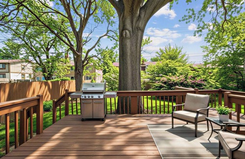 Lenexa House | Cozy Getaway - Stadium in 20 min, Highway & Oak Park Mall 2 min away!