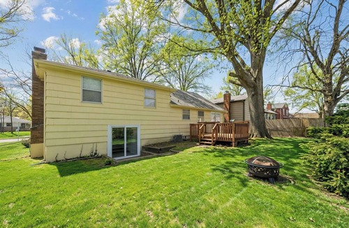 Lenexa House | Cozy Getaway - Stadium in 20 min, Highway & Oak Park Mall 2 min away!