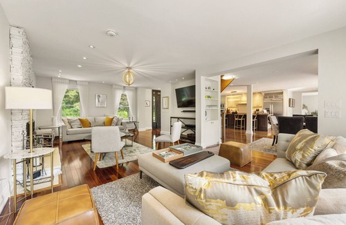Nobleton Cottage | Cozy Getaway: Stunning Cottage- 6 Beds and 4 Baths