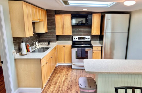 Plaistow Apartment | Cozy Getaway with Deck & Backyard