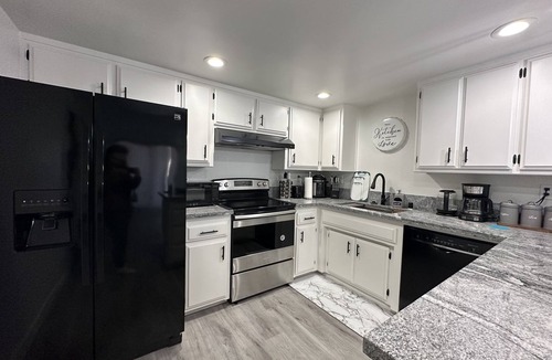 Carmichael House | Cozy Getaway with King bed & 70inTV