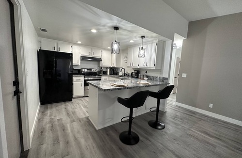 Carmichael House | Cozy Getaway with King bed & 70inTV