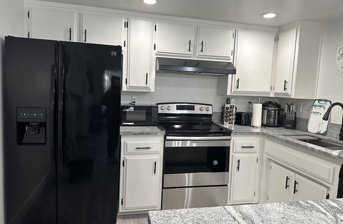 Carmichael House | Cozy Getaway with King bed & 70inTV