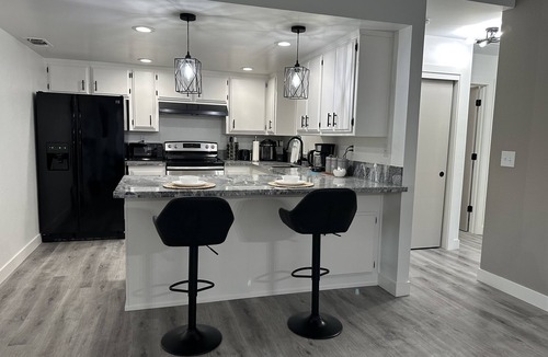 Carmichael House | Cozy Getaway with King bed & 70inTV