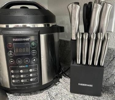 Carmichael House | Cozy Getaway with King bed & 70inTV