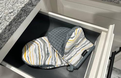 Carmichael House | Cozy Getaway with King bed & 70inTV