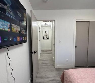 Carmichael House | Cozy Getaway with King bed & 70inTV