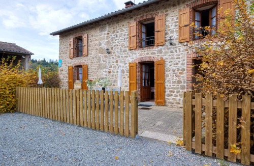 Les Salles Cottage | Cozy gîte for 7 with fireplace and terrace