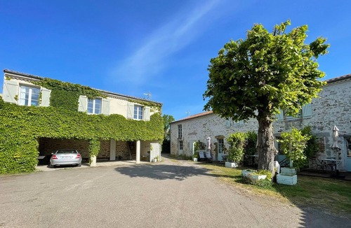 Talmont-Saint-Hilaire Cottage | Cozy Gîte with Terrace, Bikes & WiFi - Near Thalassotherapy & Balneotherapy Destinations
