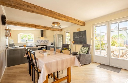 Royallieu Village Cottage | Cozy gîte with terrace in Compiègne, near city center