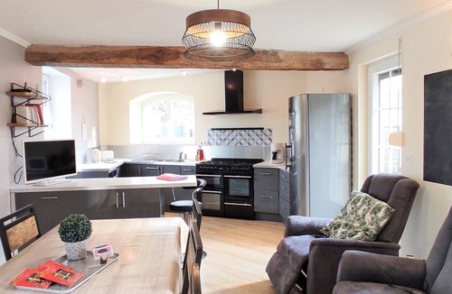 Royallieu Village Cottage | Cozy gîte with terrace in Compiègne, near city center