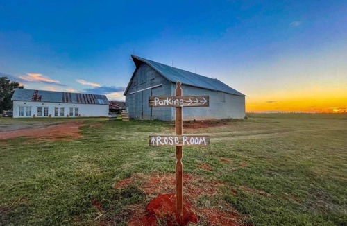 Elk City House | Cozy Glamping Barn | Sleeps 9 Near Route 66