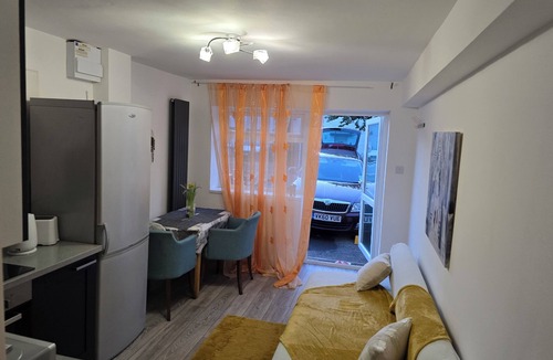 Barnwood Apartment | Cozy Gloucester Apartment Retreat