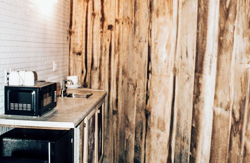 Tebbetts Cabin | Cozy Grain Bin Lodge with WiFi and AC in tranquil Loose Creek, MO, Unit 2