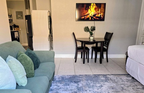 Homestead Apartment | Cozy Green Apartment