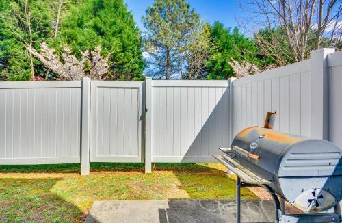 Greensboro House | Cozy Greensboro Townhome w/Community Pool & Grill