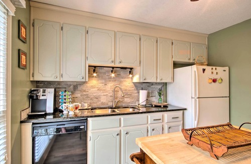 Greenwood Condo | Cozy Greenwood Condo w/Patio - 2 Mi to Downtown!