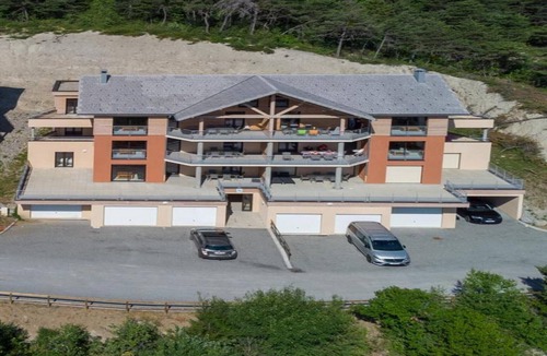 Chorges Apartment | Cozy Group Stay with a Fireplace