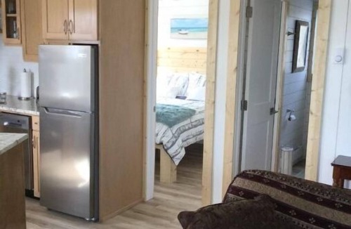 Pointe du Bois House | Cozy Guest cottage waterfront with screened in gazebo