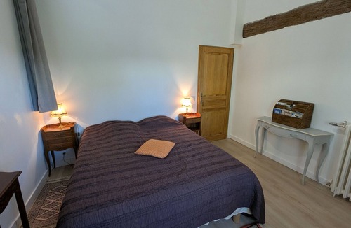 Saint-Jean-le-Blanc Bed & Breakfast | Cozy guest room by the Loire