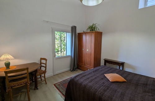 Saint-Jean-le-Blanc Bed & Breakfast | Cozy guest room by the Loire