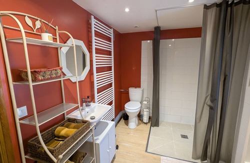 Saint-Jean-le-Blanc Bed & Breakfast | Cozy guest room by the Loire