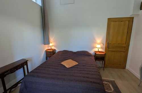 Saint-Jean-le-Blanc Bed & Breakfast | Cozy guest room by the Loire