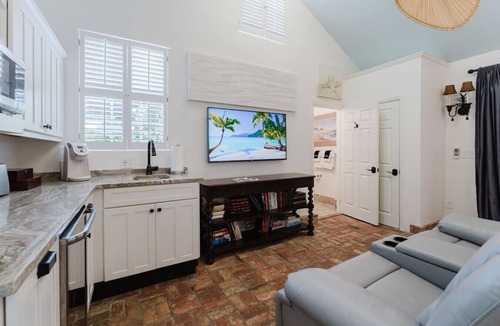 Grandview Heights House | Cozy Guest House Suite Htd Pool and BBQ