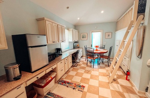 Old Irving Park Apartment | Cozy Guest House Apartment