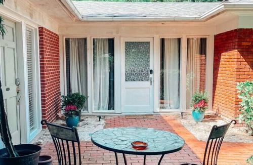 Old Irving Park Apartment | Cozy Guest House Apartment