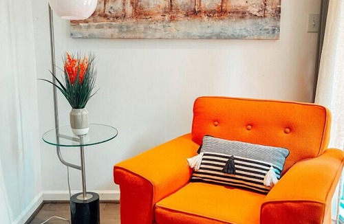 Old Irving Park Apartment | Cozy Guest House Apartment