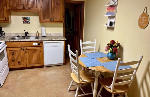 Argyle House | Cozy Guest House with Plunge Pool and Outdoor Kitchen!
